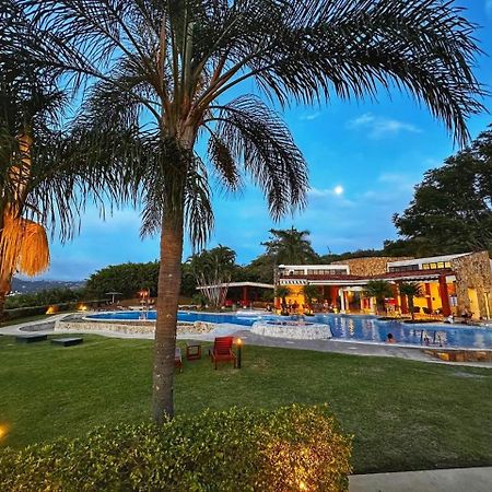 Cr Mariposa Rentals Lakeview Penthouse With Office Space, Pool, Gym, Tennis Santa Ana  Extérieur photo