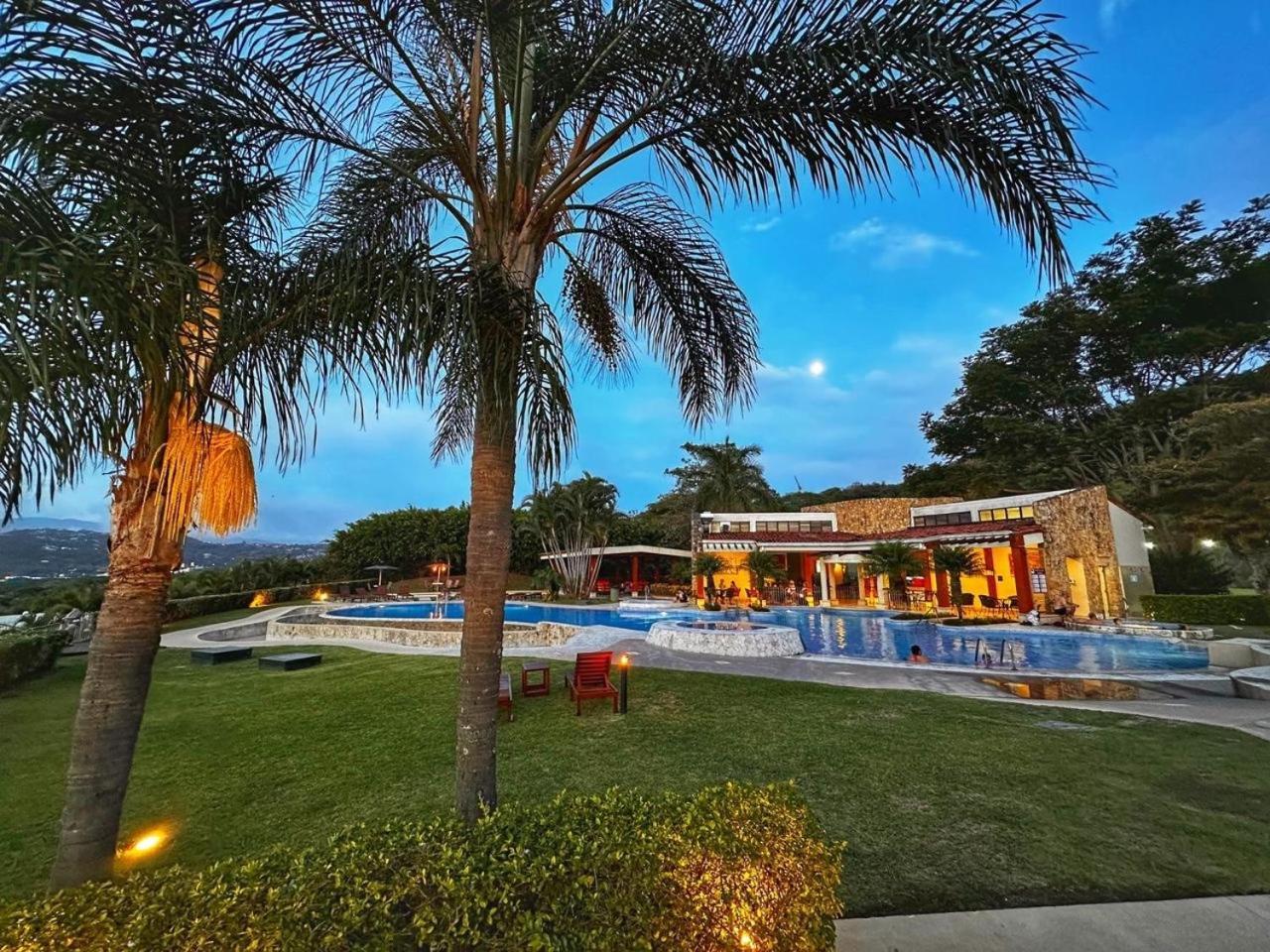 Cr Mariposa Rentals Lakeview Penthouse With Office Space, Pool, Gym, Tennis Santa Ana  Extérieur photo