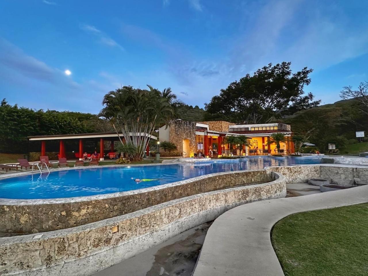 Cr Mariposa Rentals Lakeview Penthouse With Office Space, Pool, Gym, Tennis Santa Ana  Extérieur photo