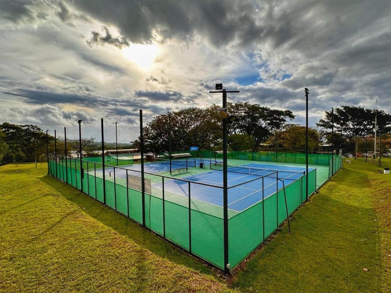 Cr Mariposa Rentals Lakeview Penthouse With Office Space, Pool, Gym, Tennis Santa Ana  Extérieur photo